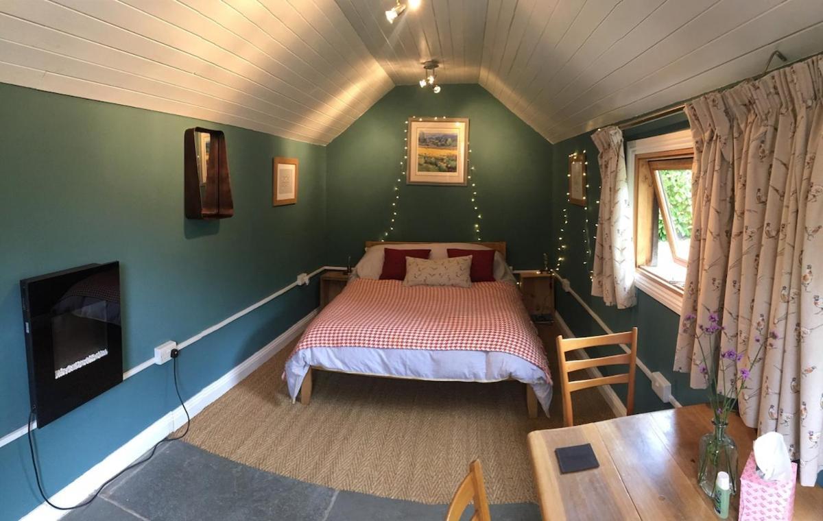 The Tool Shed Nestled In Idyllic Countryside Chalet Linchmere