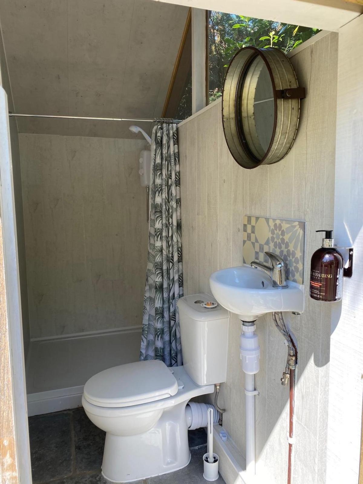Chalet The Tool Shed Nestled In Idyllic Countryside Linchmere