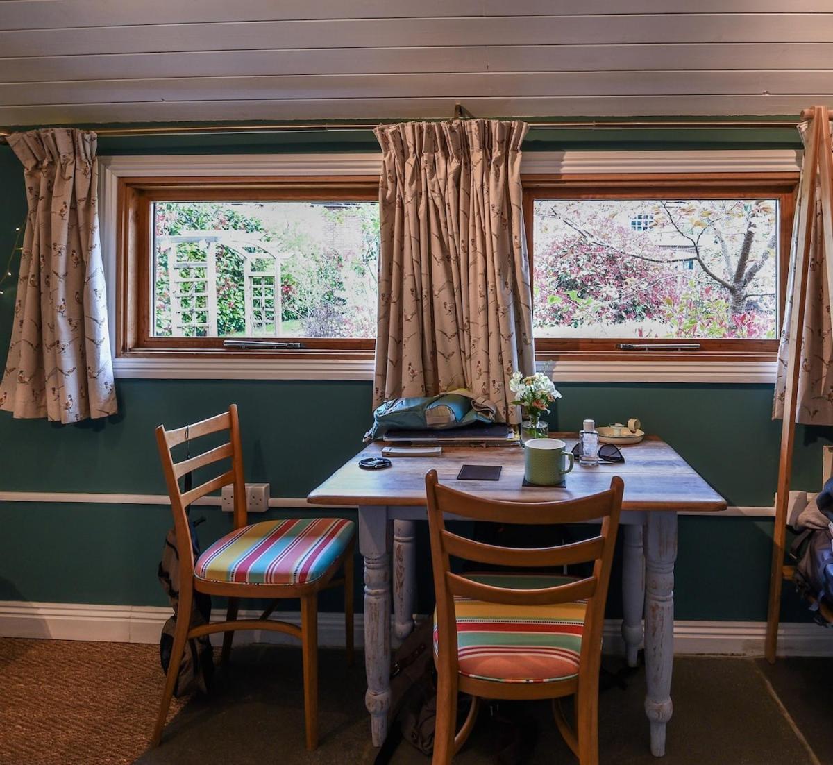 Chalet The Tool Shed Nestled In Idyllic Countryside Linchmere